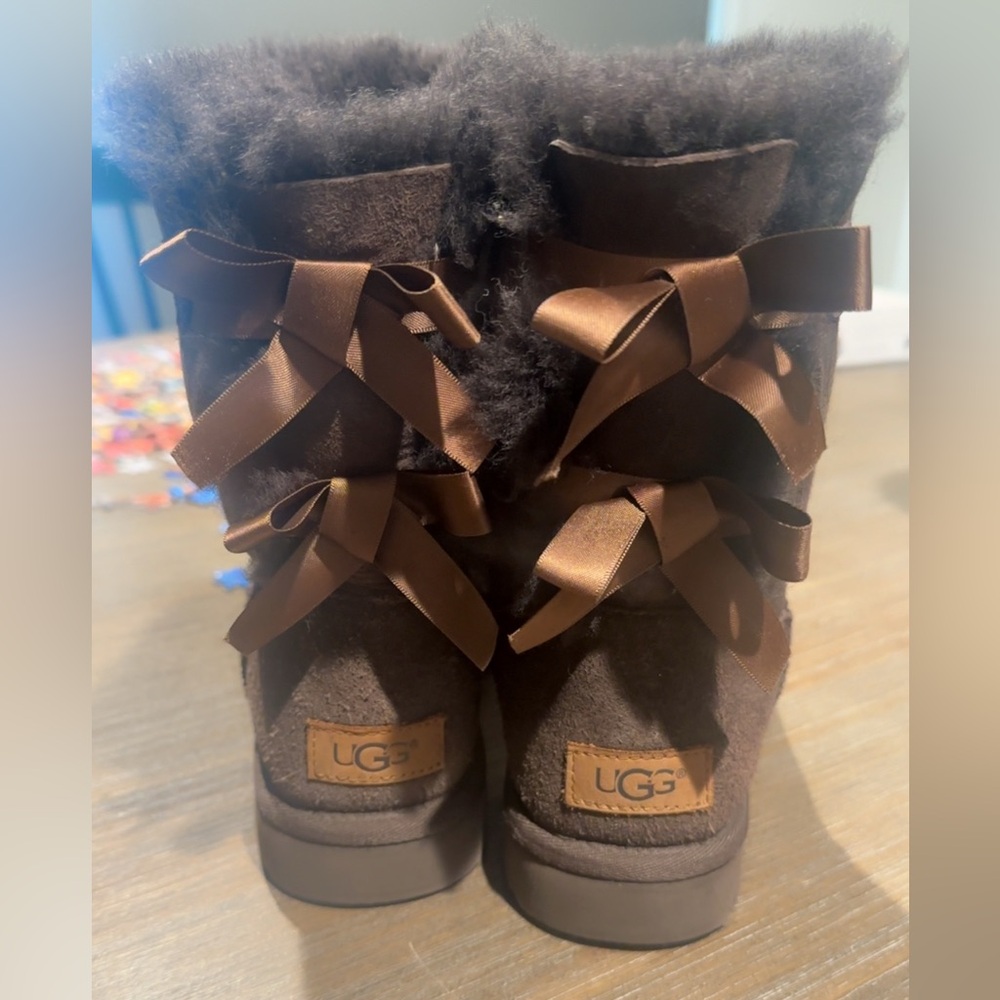 UGG women chocolate Brown size 6